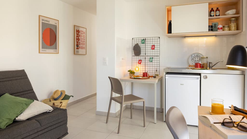 FH_Belle-Otero_Salon